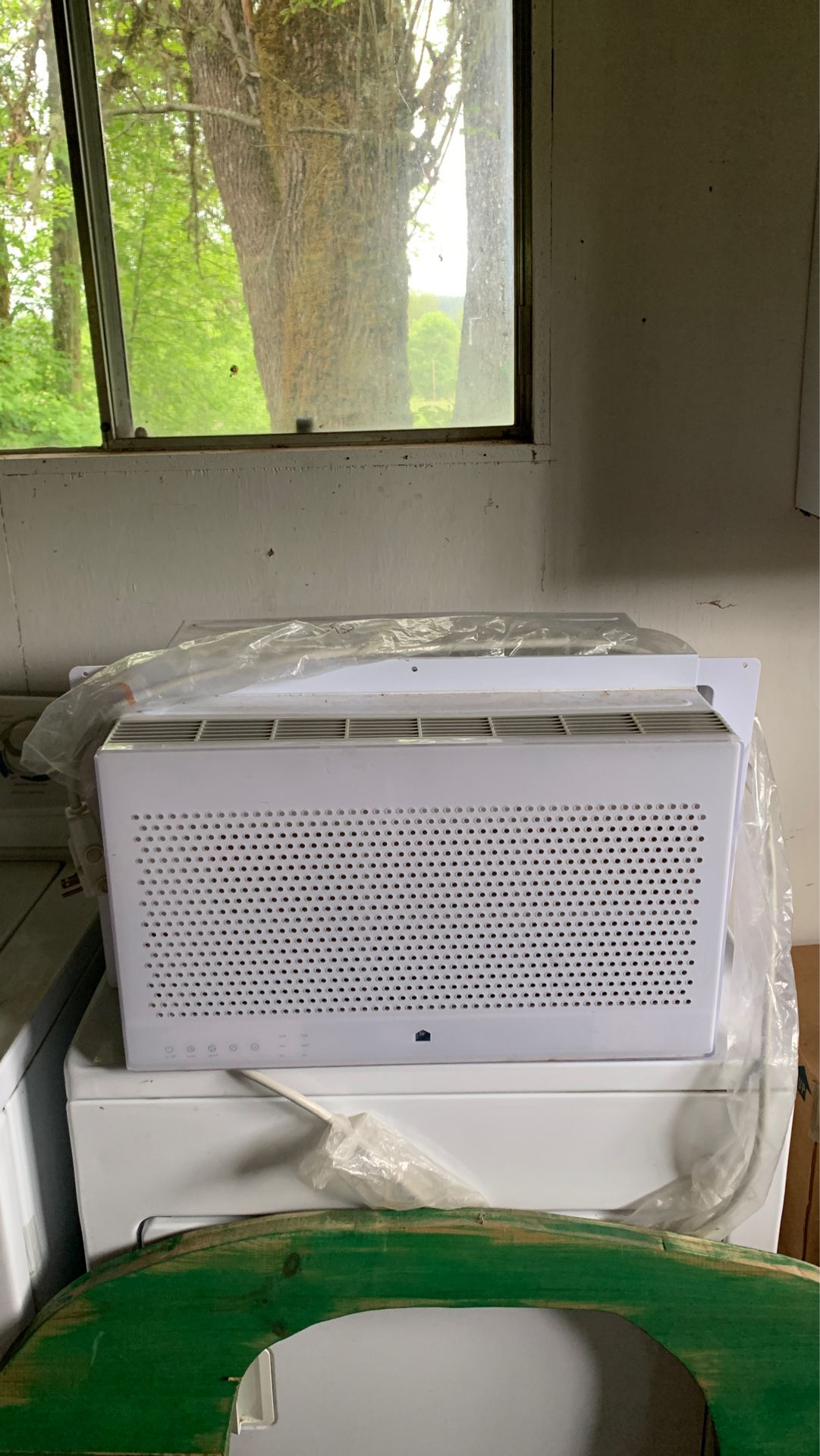 Quirky window air conditioner. Model BOWAC8000