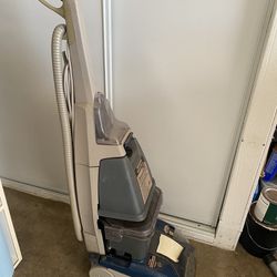 Steam Vacuum/ Cleans carpet