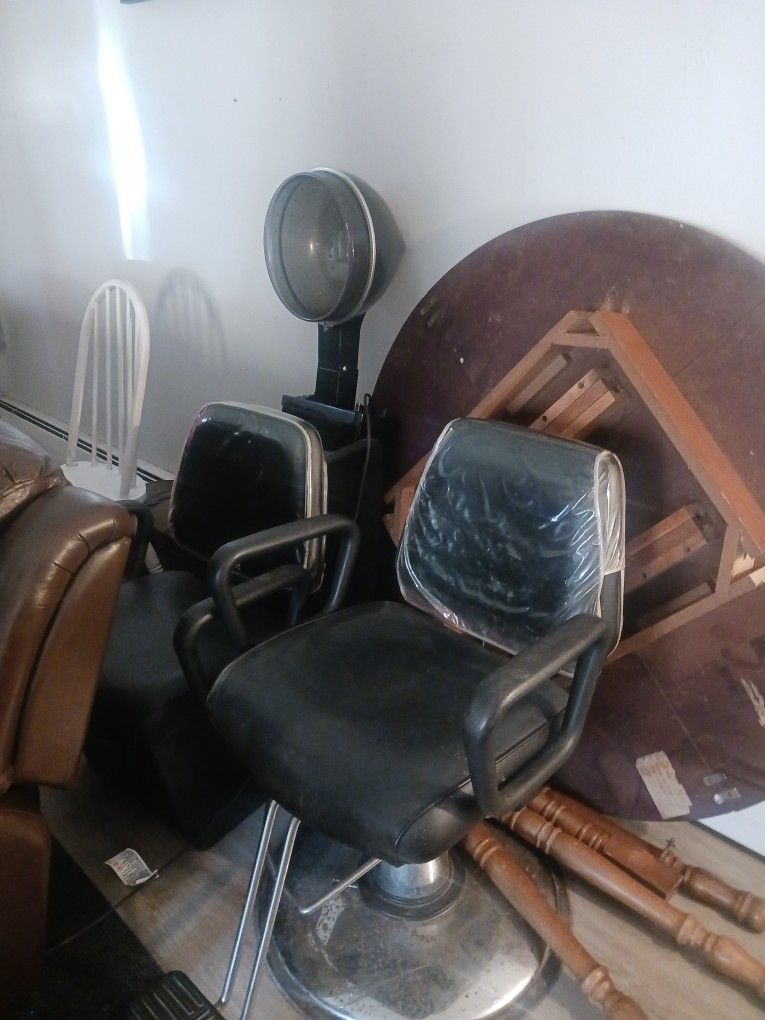 Salon Dryer, Salon Chair And Round Table With 2 Chairs!