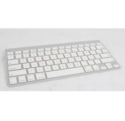 Apple Magic Keyboard - White - AA Battery