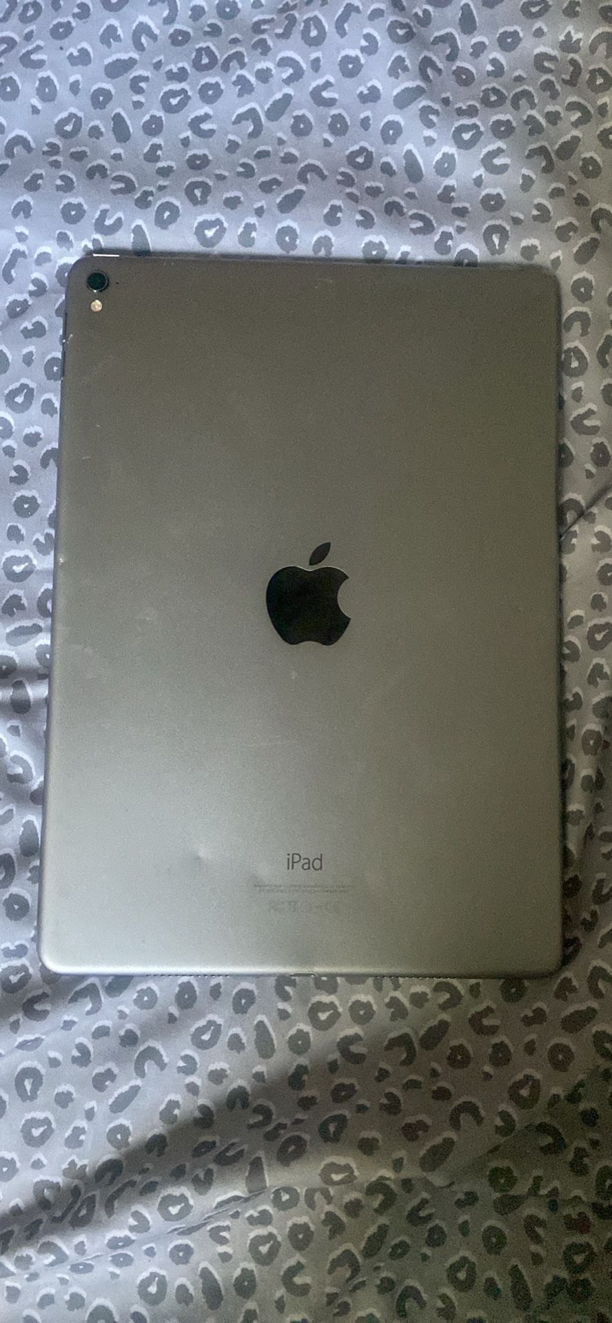space grey ipad pro (9.7)