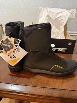 MOTORCYCLE RIDING BOOTS