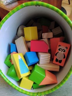 141 wooden building blocks