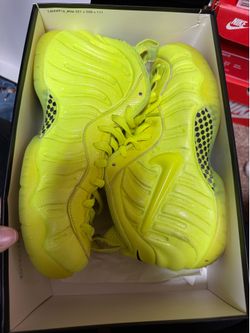 NIKE Foamposite “VOLT” size 8m 9.5w