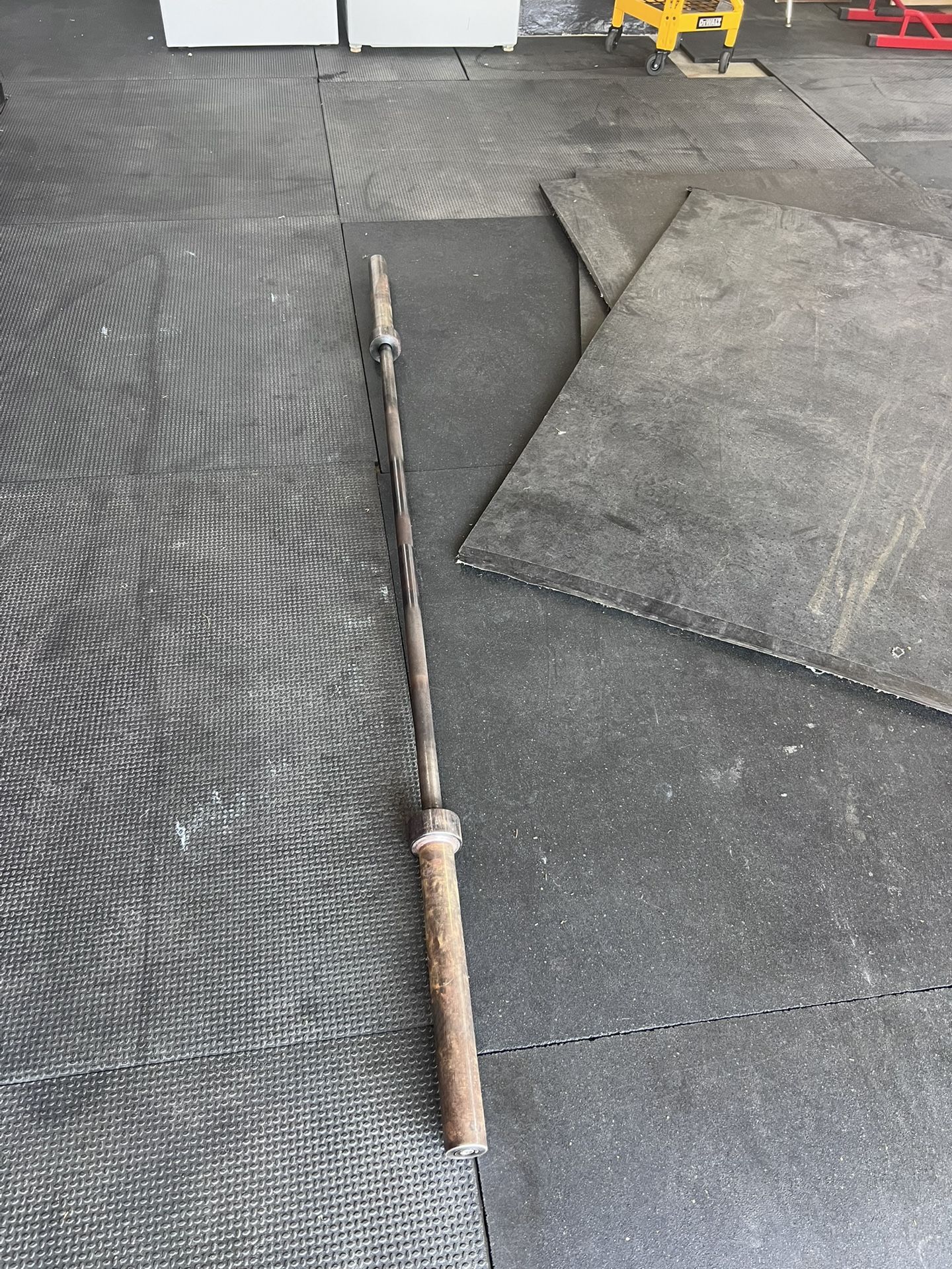 45 lbs Olympic barbell spinning sleeves