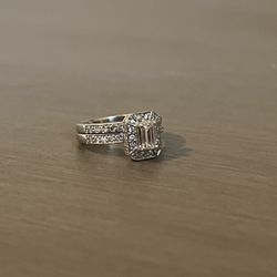 Women’s sz 4 white gold princess cut diamond wedding ring