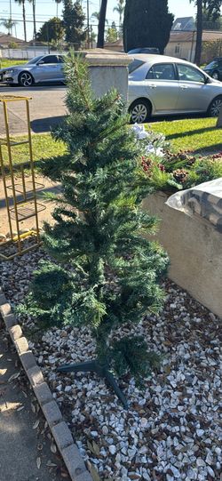 4.5 Ft Tree And Wreath 