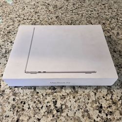 NEW SEALED Apple 13-inch MacBook Air M4 (16GB RAM / 256GB SSD) - Silver
