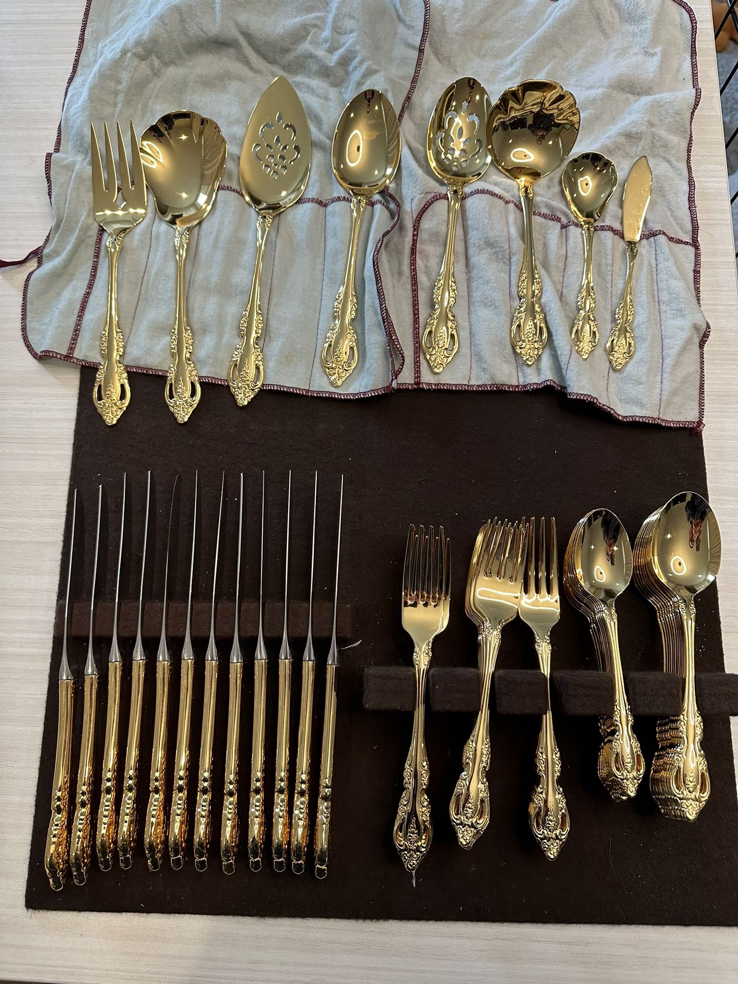 Oneida Community GOLDEN ARTISTRY Gold Electroplate Flatware Set Of 68