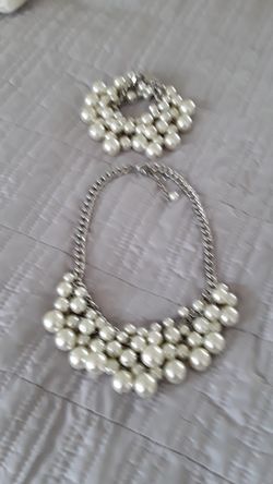 Gorgeous artificial pearls necklace and bracelet perfect for mom's day