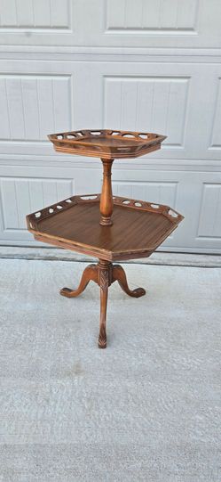 ✨️STUNNING 😍
VINTAGE ~ MID 20TH CENTURY ~
2-Tier, WALNUT and ROSEWOOD Wooden Accent,
Dumbwaiter table/End Table - with pie crust rim and intricat