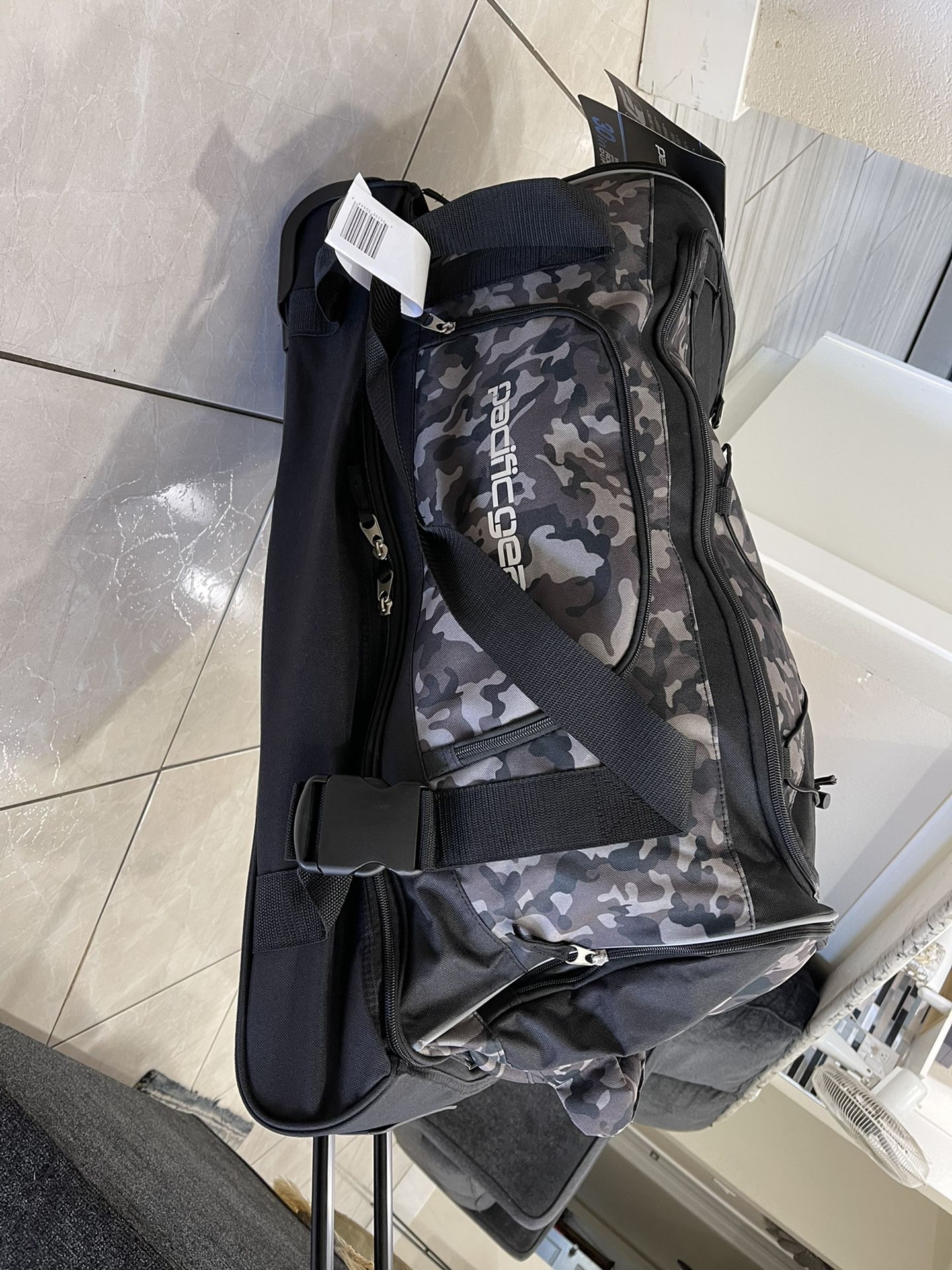 pacificgear 30-inch wheeled drop-bottom duffel bag