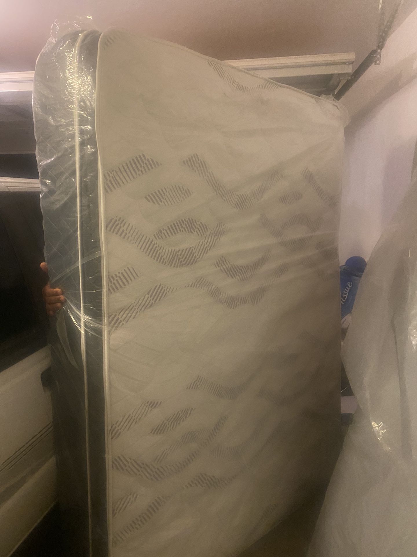 mattress queen (NO BOX SPRING)