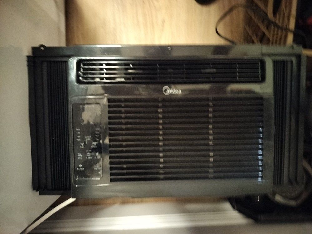 Midea 6000 BTU Window AC With Remote