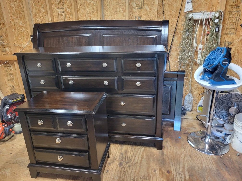 King Bedroom Set (Great Condition)