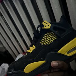 BOYS YELLOWS AND BLACK SHOES SIZE 4