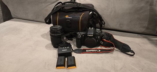 Canon EOS 70D DSLR with EF-S STM 18-135mm lens.