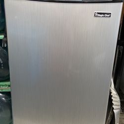 Magic Chef Refrigerator/Frizzier 4.4 Cubic Foot 