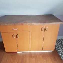 I am selling a closet in good condition and kept Clean.for $ 150 payment in cash. lagura 2 / 52f1, tan 34 2f 10