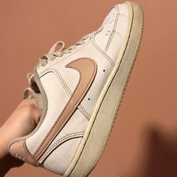 Women’s Size 7 White & Pink Nike’s