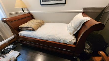 Pottery Barn Anna Daybed with optional Trundle Sleigh Bed