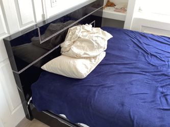 1200$ one year old bed frame for 500 or best offer California king