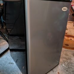 Chefmate 1.7 Cu Ft Refrigerator 