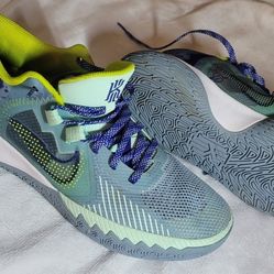 nike kyrie flytrap 5 ocean royal Size 9.5