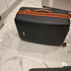 An Almost New Traveling Suitcase, In Very Good Conditions ( Missing One Wheel) (NO SHIPPING)