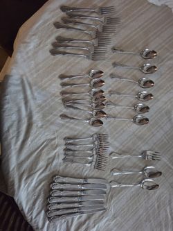 oneidacraft deluxe stainless silverware 35 piece set. Pickup and Cash Only.
7 Large forks
7 small spoons
7 dinner knives
6 large spoons
5 small for
