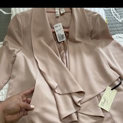 Forever 21 Blazer Size Small , Very good quality, it comes with a lining and is a pale pink color. New with tags.