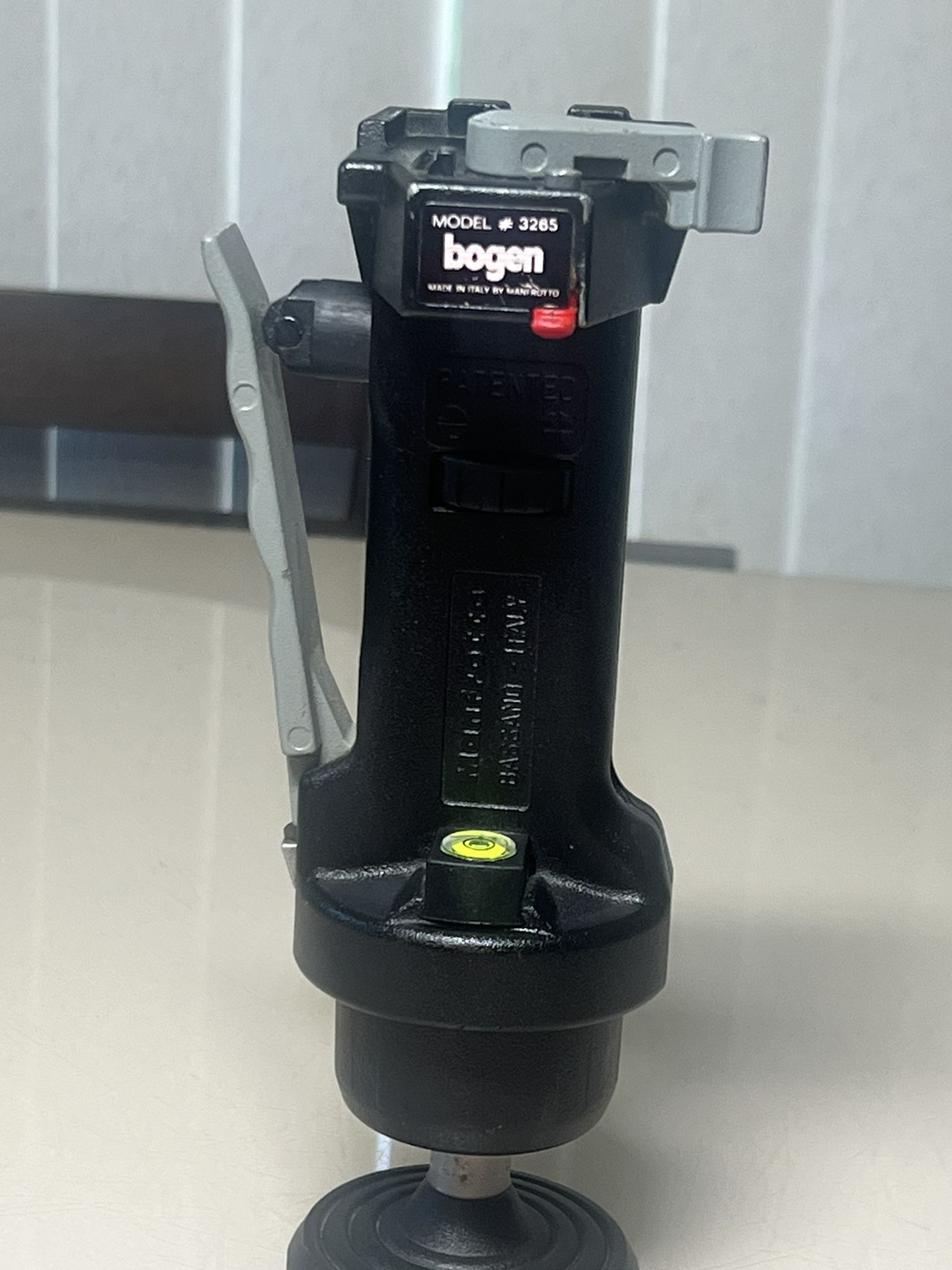 Manfrotto Bogen 3265 Grip Action Tripod Ball Head Made In Italy NO QR Plate. Used in good condition with some minor cosmetic blemishes. These blemishe