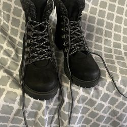 Woman’s Hiking Boots 