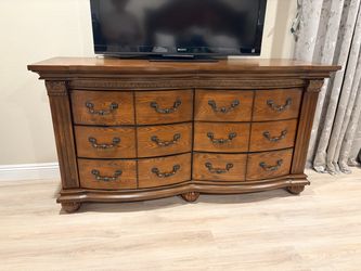 Traditional wood bedroom set -King bed, dresser, chest and 2 nightstands (mattress included)
