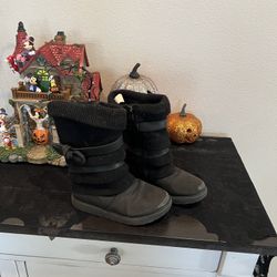 Little girl cozy boots size 2