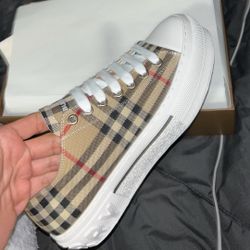 BURBERRY BRAND NEW SIZE 39