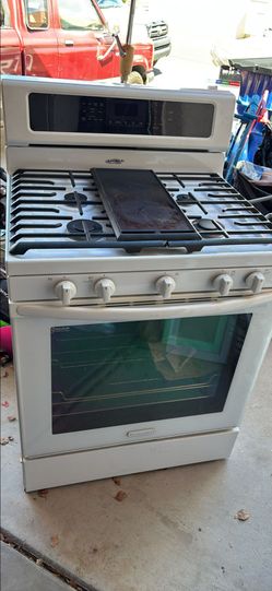 GAS RANGE JUST LIKE YOU SEE HERE WORKING EXCELLENT EVERYTHING IS WORKING EXCELLENT DELIVERY INSTALLATION INCLUDED IN THE PRICE TOTAL $450