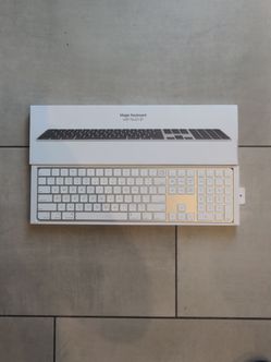 Apple Magic Keyboard with Touch ID and Numeric Keypad - White (A2520 / MMMR3LL/A)
