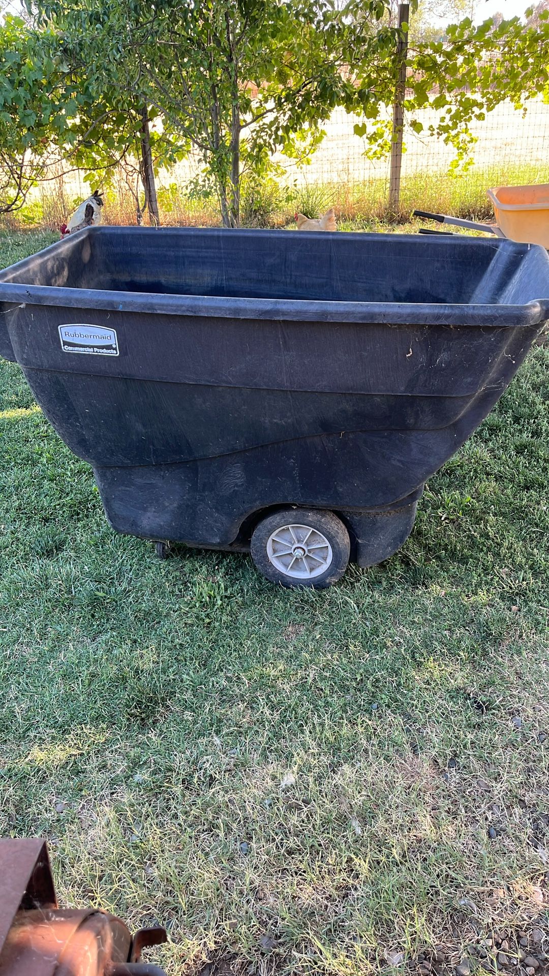 Rubbermaid Commercial Tilt Cart -