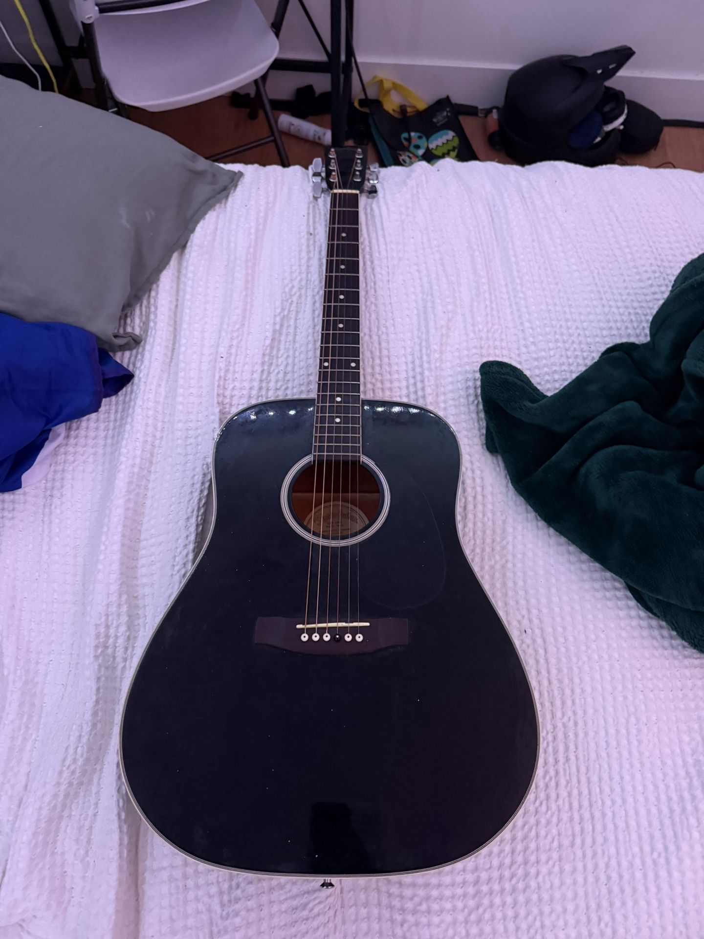 Hondo gutair color black