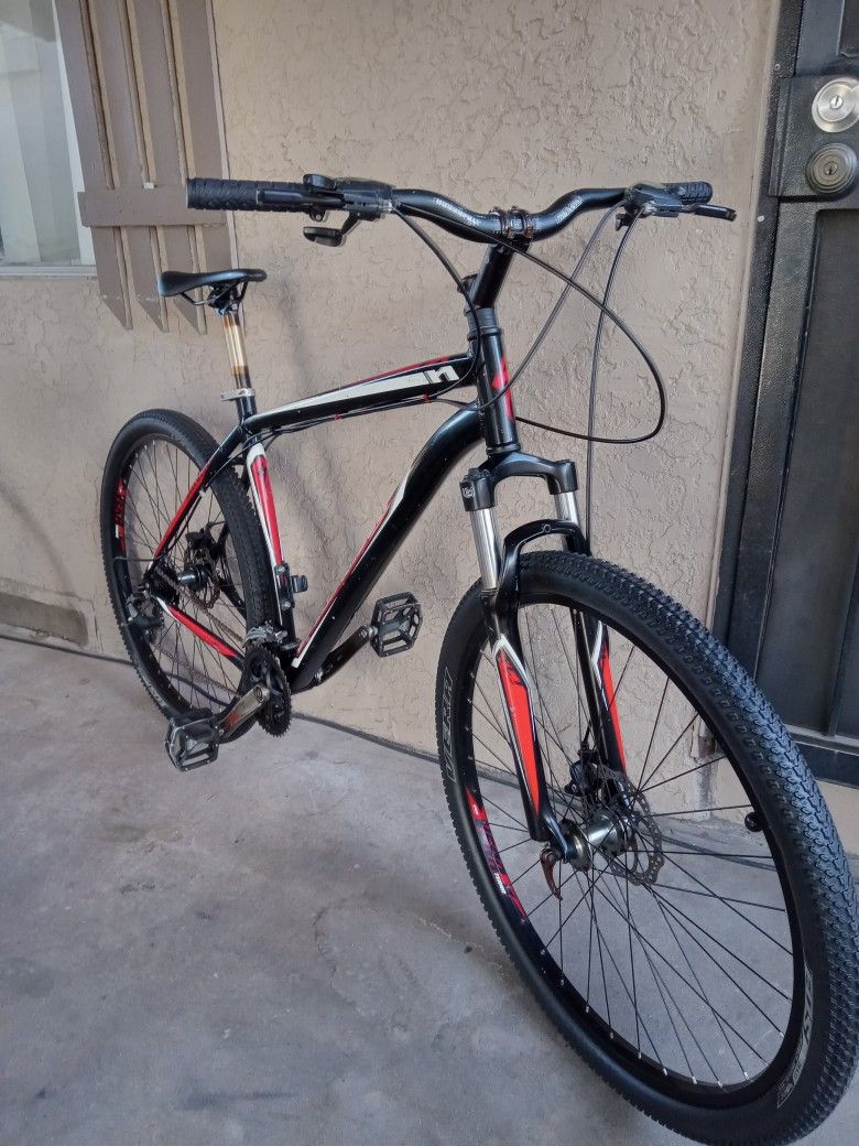 29 ER BIKE SPECIALIZED HARD ROCK FRAME SIZE XL TIRES SIZE 29 DISC BRAKES 
