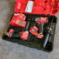 Milwaukee M18 FUEL 18V Brushless Cordless Hammer Drill & Impact Driver Combo Kit w/Charger (NEW)