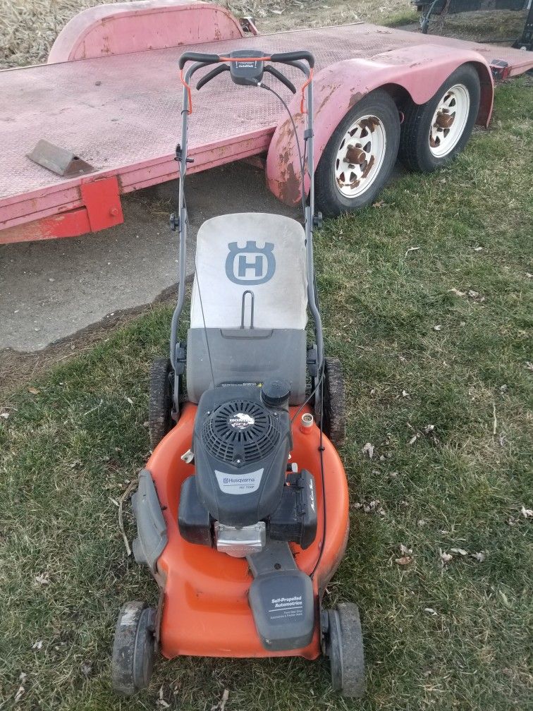 Husqvarna HU700F 22in self propelled bagger mower Honda GCV 160 for