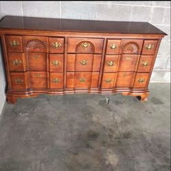 ☘️BEAUTIFUL VINTAGE  DRESSERS   $300 EACH 🌹