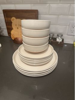 Ceramic set of plates and bowls