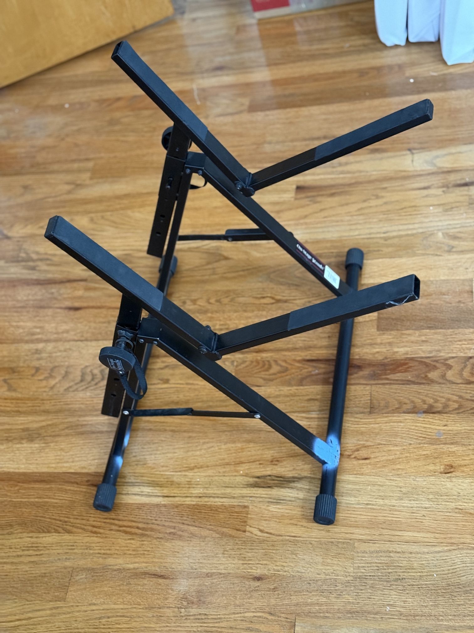 Folding guitar amp stand