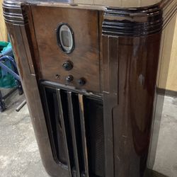 VINTAGE ANTIQUE PHILCO RADIO - Probably can be refurbished a bit