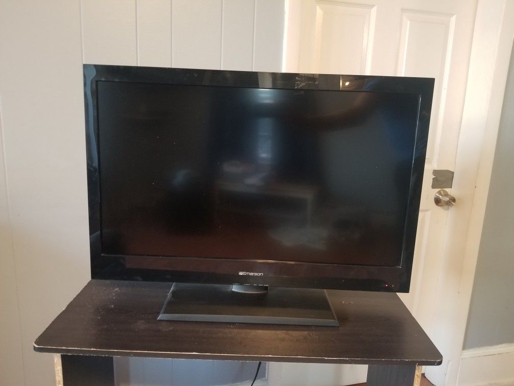 32" Emerson TV