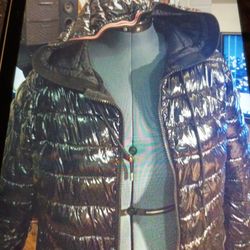 CALVIN KLEIN CLOTHING COMPANY. SHINNY BLACK BUBBLE (PUFF)  JACKET SIZE MEDIUM