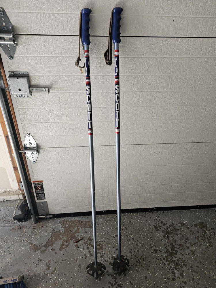 Scott ski poles

49" tall, adjustable straps

Little use 